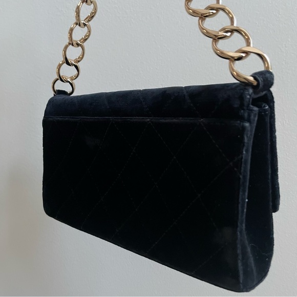 SOLD ⭐️ Stunning Velvet Chanel Handbag - Picture 4 of 9